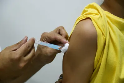 Londrina iniciou no sábado a vacinação contra a dengue para crianças de 10 e 11 anos.  Protocolo prevê duas doses, com intervalo de 90 dias