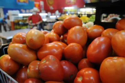 O item que mais subiu de preço foi o tomate, que teve uma variação positiva de 41,9%.