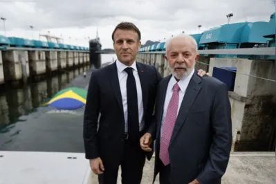 Macron e Lula participaram da cerimônia de batismo e lançamento ao mar do submarino Tonelero