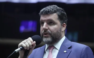 Presidente da Frente Parlamentar da Agropecuária, Pedro Lupion (PP-PR) diz que Paulo Teixeira inicitou crimes ao falar sobre invasões de terra