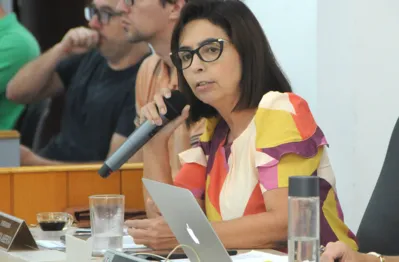“Ano que vem tem eleição, faço uma oposição ao prefeito [Marcelo Belinati], tenho tido destaque nas minhas pautas e sou uma pedra no sapato de muitos no meio político”, afirma Mara Boca Aberta