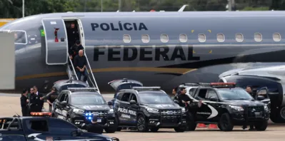 O conselheiro do TCE- Rio Domingos Brazão chega a Brasília em aeronave da PF