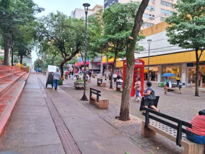Imagem ilustrativa da imagem Mesmo com chuva, Black Friday atrai consumidores para o comércio do centro