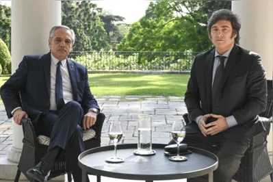 Sentados a cerca de um metro de distância, de terno e semblantes fechados, Alberto Fernández e Javier Milei reuniram-se em Buenos Aires