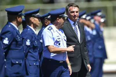 O comandante da Aeronáutica, Carlos de Almeida Baptista Júnior,  ao lado do então presidente Jair Bolsonaro: haveria ordem para impedir posse de Lula