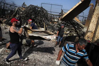 Moradores removem destroços de casas queimadas em Viña del Mar