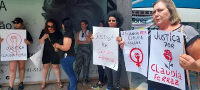 Manifestação de amigas de Cláudia Ferraz começou em frente ao salão de beleza da vítima