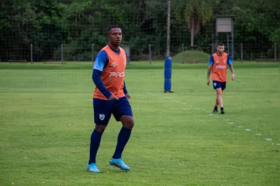 Iago Dias marcou um dos gols do LEC contra o Juventude: Tubarão tem 99% de chances de cair e pode ser rebaixado na próxima rodada