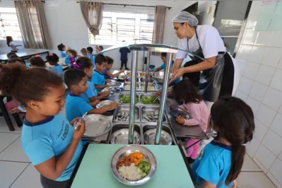 As cozinhas atendem aos requisitos do Programa Nacional de Alimentação Escolar (PNAE), oferecendo aos alunos "comida de verdade", em vez de alimentos industrializados e de pouco valor nutritivo