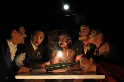 Montagem, dirigida por Luan Valero, traz uma tradicional família pequeno-burguesa e suas máscaras sociais