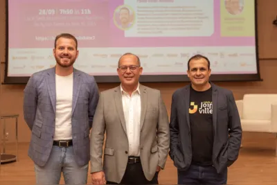O presidente do Fórum Desenvolve, Nicolás Mejía, ladeado pelos palestrantes Paulo Victor Almeida e Fabiano Dell Agnolo