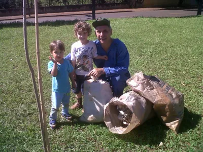 Catando lixo em praça com os netos Pietro e Caetano