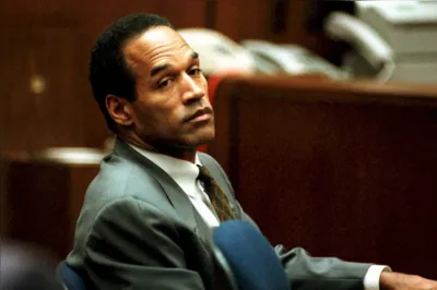 O. J. Simpson durante o julgamento pela suspeita do assassinato da mulher  Nicole Brown Simpson e do amigo dela Ron Goldman em 1994