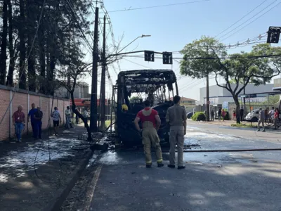 Imagem ilustrativa da imagem Ônibus do transporte coletivo fica destruído após incêndio em Londrina