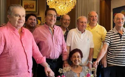 Alfons Gardemann, Mauricio Caneiro, Reginaldo Roveri, Daniel Hatti, Humberto Barros, Weber Arruda Leite e Antônio Vivaldo Reis com a aniversariante