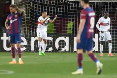 Mbappe comemora o terceiro gol do PSG diante do Barcelona