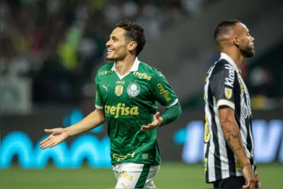 O meia Rafael Veiga abriu caminho para a vitória do Palmeiras no clássico contra o Santos