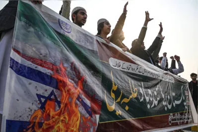 Jovens ativistas do Muslim Talba Mahaz protestam contra escalada de violência entre o Irã e o Paquistão