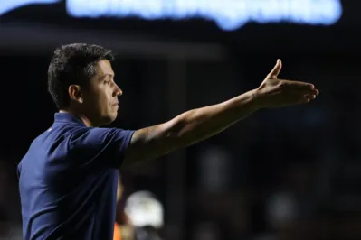 A eliminação precoce no Paulista e o início ruim na Libertadores já pressionam o técnico Thiago Carpini no comando do São Paulo