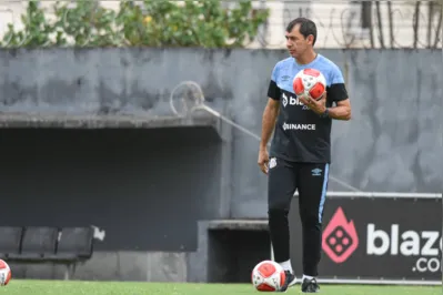 O técnico  Fábio Carille foi repatriado do Japão para devolver o Santos à elite do futebol nacional