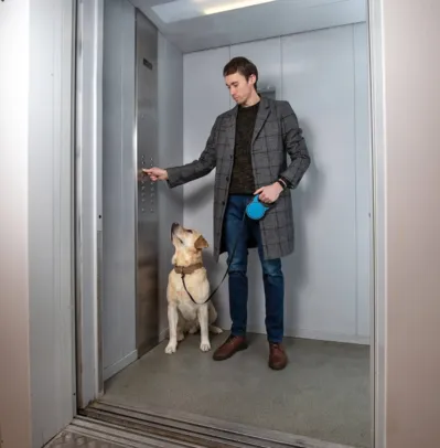Quando entrar com o pet no elevador, o tutor deve mantê-lo na guia e posicionado ao lado do seu corpo