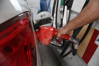 Imagem ilustrativa da imagem Petrobras reduz preço da gasolina e aumenta o do diesel