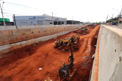 Imagem ilustrativa da imagem Pintura da trincheira na Leste-Oeste vai custar até R$ 512 mil