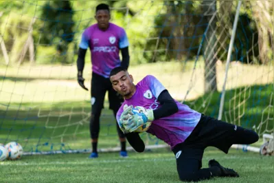 Neneca voltou a ter a confiança do técnico Emerson Ávila e retornou a condição de titular no gol do Londrina