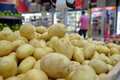 A batata, que foi a grande vilã do orçamento familiar nos últimos meses, ficou 33,3% mais barata em fevereiro