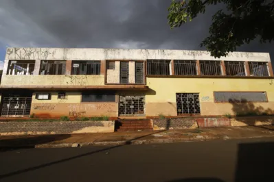 Prédio tem mais de 3 mil metros quadrados, foi construído na década de 1960 e pertence hoje ao IDR-Paraná
