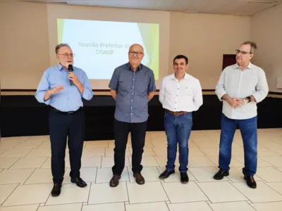 Deputados Tercilio Turini e Luiz Cláudio Romanelli com os prefeitos Edimar Santos (presidente da Associação dos Municípios do Paraná) e Amin Hannouche (presidente da Amunop)