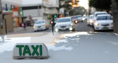 A contratação de táxi é vista pela prefeitura como uma forma de economizar recursos, diante dos custos excessivos com manutenção de carros antigos e com quilometragem alta