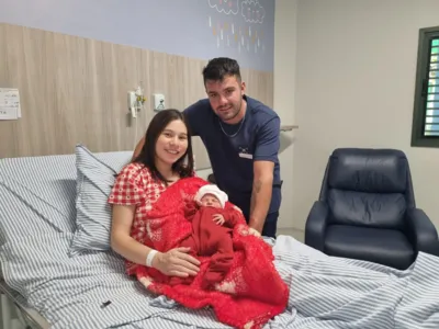 Os pais Valéria e João Carlos com a filha Laura, primeiro bebê a nascer em Londrina em 2024