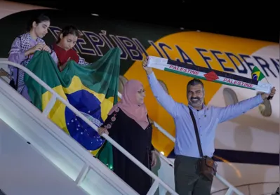 O grupo de 32 pessoas, dentre brasileiros que estavam em Gaza e parentes, chegou ao Brasil em um avião da FAB