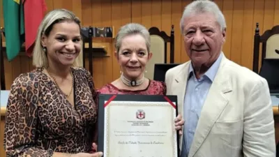 Devanir ParraCML Edina Panichi, ao receber o título de Cidadã Honorária de Londrina, com a filha Angelita e o marido Antônio