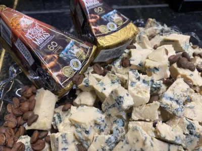 Imagem ilustrativa da imagem Queijo azul tipo gorgonzola com café