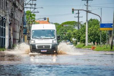 Uma comporta do sistema de proteção contra as cheias no lago Guaíba, em Porto Alegre, foi danificada pela força da água e acabou vazando