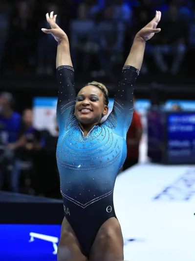 Imagem ilustrativa da imagem Rebeca aproveita queda de Biles e é bicampeã mundial do salto