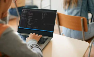 Vagas são para estudantes que ingressam no primeiro ano do ensino médio em 2024; para verificar disponibilidade, interessados devem se dirigir à escola de origem