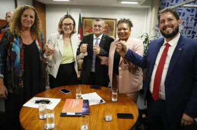 Da esquerda para a direita: deputados Jandira Feghali (PCdoB-RJ), Maria do Rosário (PT-RS), Zé Guimarães (PT-CE), ministra da cultura Margareth Menezes e o secretário-executivo do MinC Márcio Tavares, comemorando a destinação de recursos da LAB 2 para o PAC no Projeto de Lei 4.172/2023.