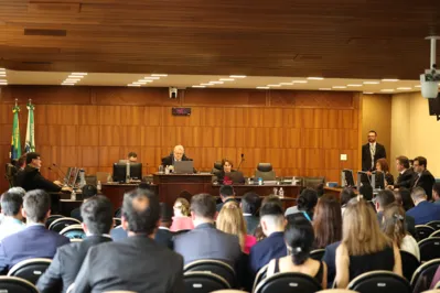 O auditório do TRE-PR ficou lotado para acompanhar o primeiro dia de julgamento que pode levar à cassação do ex-juiz Sergio Moro