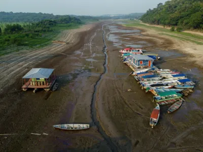 Vista aérea de barcos e flutuantes encalhados no Lago Puraquequara, em Manaus; população ribeirinha sofre cada vez mais com a seca