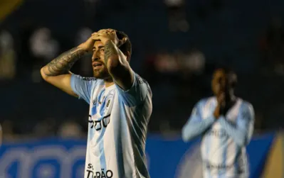 A agonia de Paulinho Moccelin com a expulsão diante do Guarani se mistura à do Londrina na reta final da Série B