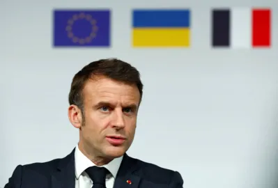O presidente francês Emmanuel Macron fala durante coletiva de imprensa no final da conferência internacional que visa fortalecer o apoio ocidental à Ucrânia