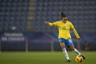 O Enem já trouxe uma questão que comparava o salário de Marta e Neymar