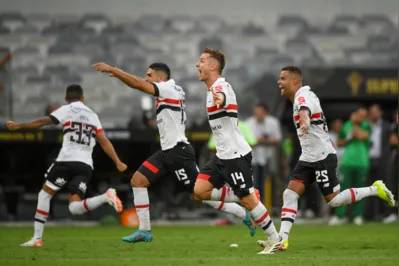 Belo Horizonte  (MG), 04/02/2024 - PALMEIRAS-SÃO PAULO - Jogadores do SÃ£o Paulo, comemoram titulo. Partida entre Palmeiras e SÃ£o Paulo, vÃ¡lida pela Supercopa do Brasil, realizada no EstÃ¡dio Governador MagalhÃ£es Pinto (MineirÃ£o),  em Belo Horizonte (MG), neste domingo (04). (Foto: AndrÃ© Fabiano/CÃ³digo 19/Folhapress)