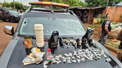 A ocorrência terminou com apreensão de seis armas, além de maconha, crack e cocaína