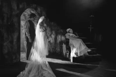 "Vestido de Noiva" (1943), de Nelson Rodrigues, é o episódio de estreia da série de TV Dramaturgias