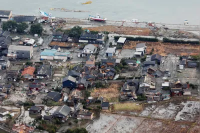 Foto aérea mostra danos na cidade de Suzu, província de Ishikawa, em 2 de janeiro de 2024, um dia depois que um grande terremoto de magnitude 7,5 atingiu o Japão