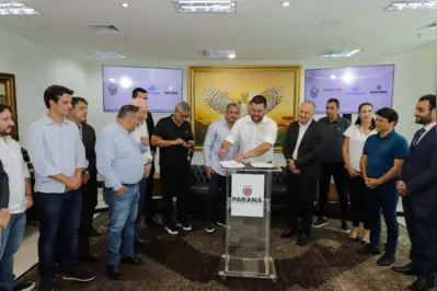 O governador Ratinho Júnior anunciou nesta terça-feira a parceria com a Federação Paranaense de Futebol para transmissão do Estadual